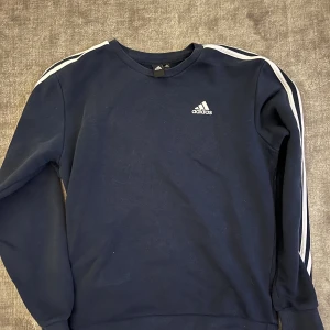 Adidas sweatshirt - Adidas sweatshirt 💙använt skick! 