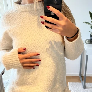 Vit stickad tröja - Säljer denna vita stickade tröja från zara i storlek S. I fint skick och passar till mycket!! 