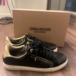 Zadig Voltaire skor - Super fina zadig skor i bra skick, använt några gånger men i bra skick❤️ dustbag tillkommer! Pris kan diskuteras 