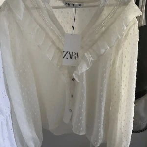 Volang blus  - Säljer denna skit söta volang blus från zara, slutsåld. Säljer då jag inte riktigt använder den. Skriv gärna vid intresse 