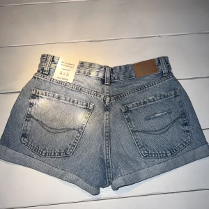 Shorts - Jeans shorts  Aldrig använda, i nyskick  Strl 38 150kr + frakt