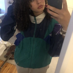 Grönblå vindjacka - Super söt 80/90 tals vindjacka, oversized