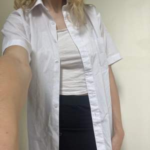 Fin kortärmad vit skjorta från Åhléns❤️‍🔥 Använd ett antal gånger, i bra skick. Går nedanför rumpan på mig, är 170 cm. 