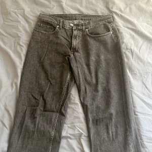 Vailent Jeans - Riktigt fräsha och sjysta jeans från Vailent i ny skick! storlek S, fortfarande vida men passar 30-31 i midjan. Knappt använda utan mest legat i byron och tyvärr glömts bort, ny pris ca 600. Bara att skriva om fler bilder eller så!