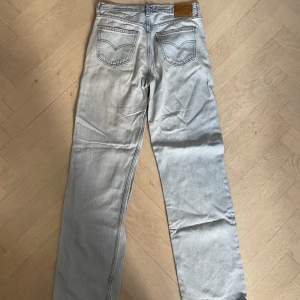 Light washed midwaist jeans från Levis. Mycket bra skick, storlek 25. 