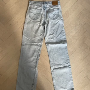 Levis jeans - Light washed midwaist jeans från Levis. Mycket bra skick, storlek 25. 