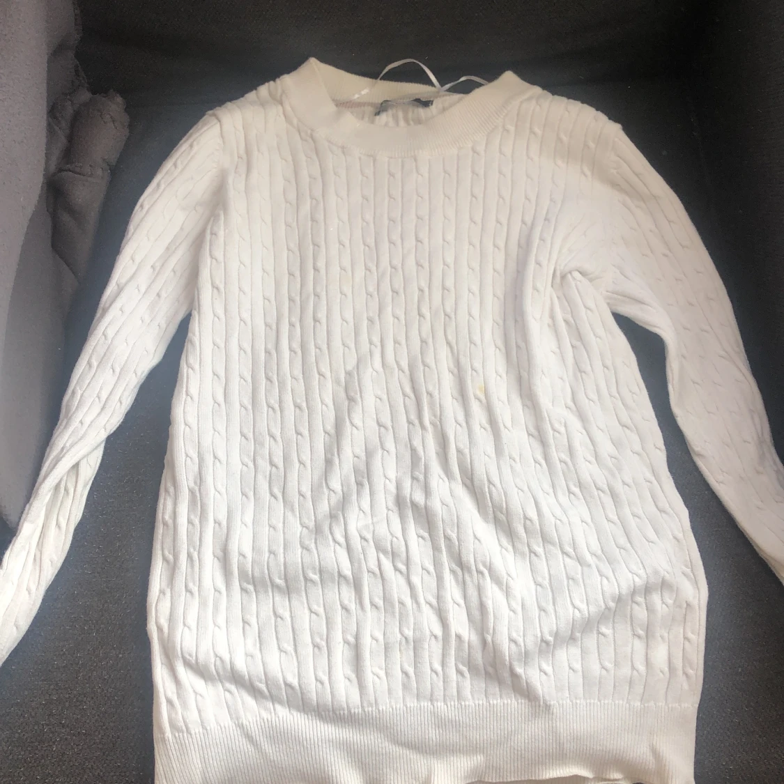 Stickad vit tröja 