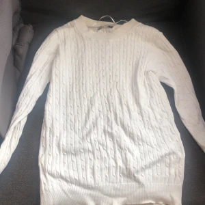 Stickad vit tröja  - En jätte fin vit stickad tröja, från Gina. Men det är två små gula pickar som man nästan inte ser men jätte fin och försvinner sökert. Det är storlek M men jag tror det är fel för det skulle lätt ha en xs elle s