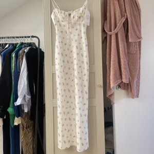 Blommig klänning  - Säljer min oanvända blommiga klänningen från GinaTricot. 