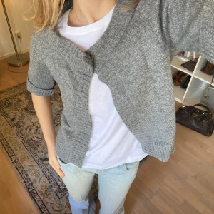 Kortärmad kofta - Superfin kortärmad grå kofta från Massimo Dutti🫶  Storlek small men passar även xs. Gjord på 90% ull och 10% Kashmir, därmed supermjuk och härlig samt blir inte nopprig!    Använd fåtal gånger💕