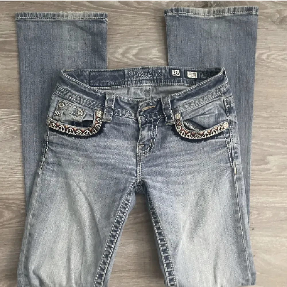 Intressekoll på dessa skit snygga miss me jeans, passar mig bra som är 168 och använder S. Midja 70 och innerben 77cm. Kan säljas vid bra bud. Ta kontakt med mig innan❤️. Jeans & Byxor.