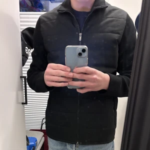 Massimo Dutti Cardigan - Säljer denna snygga Cardigan från Massimo dutti som ej går att köpa längre. Den är använd cirka 10 gånger som max. Det är storlek M men passar också storlek L