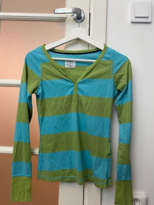 Blå grön randig topp - Super fin topp i blått och grönt! Sitter super fint på, men har tyvärr blivit för liten för mig.