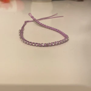 Lila armband billig - Använder inte den längre ,frakt 10kr