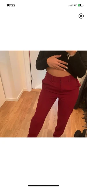 Röda kostymbyxor  - Jättefina kostymbyxor med en röd härlig färg. Har bara använt dem 1 gång men tyvärr är dem för stora för mig.❤️❤️