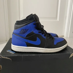 Jordan 1 Mid Dark Marina Blue - Väldigt bra skick för att ha använt skorna länge. Skorna är helt äkta från Restocks och kostade 2300 kr när jag köpte dom. Box och creaseskydd ingår i priset. (Tar bara swish)