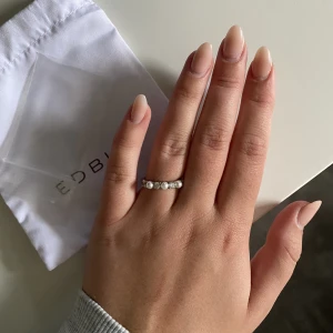 Edblad pärl ring nyskick - Säljer nu min helt oanvända ring med pärlor och diamanter på från Edblad. Lapp, påse och förpackning finns kvar! Köpt för 399kr på Edblads hemsida. (Fri frakt genom denna annons)