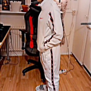 Adidas,nike och nike dress - Har en vit nike dress storlekar s på mennens avdelning. Som jag köpte o våras för ca 1500kr som jag nu säljer för 650kr. Väldigt bra skick!