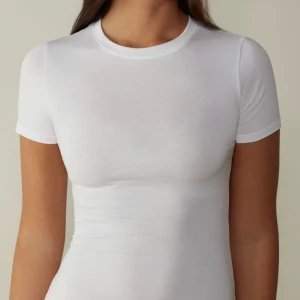 Intimissimi t-shirt  - Säljer den populära t-shirten från intimissimi som har en såå fin passform!!😍 Passar både till vardags och fest. Har en liten sminkfläck på kragen men går bort i tvätten! 