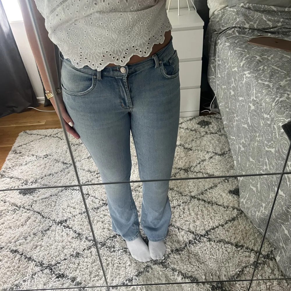 Säljer mina ljusa jeans från Never denim 💙 Jag är 176 cm och de passar precis på längden, men sitter nog bättre på någon som är lite kortare än mig ;) de är i storlek M 🙏🏼 Jeansen är slutsålda och finns inte längre på hemsidan. Köparen står för frakt!. Jeans & Byxor.