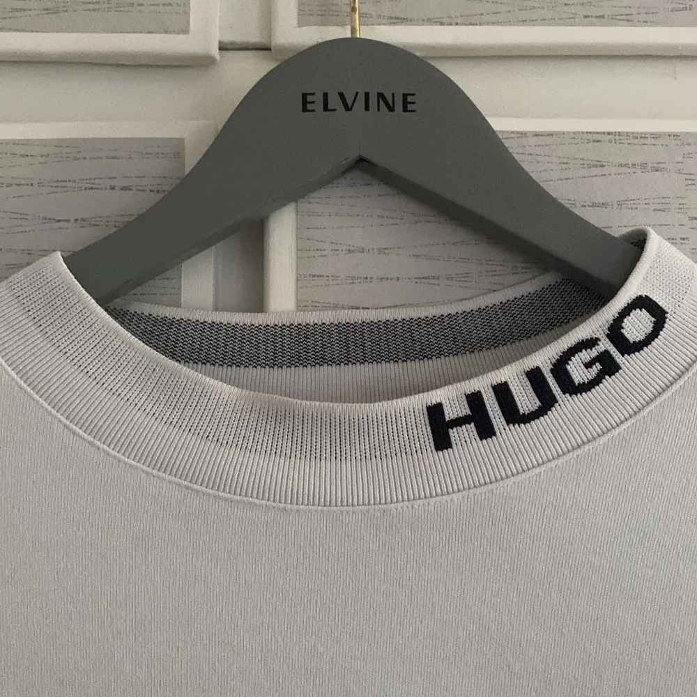 Hugo Boss Tröja/Sweatshirt vit fin med krage, svart text. Köpt på U/M för 1100kr. Nyskick, Storlek L men passa även som M.. Tröjor & Koftor.