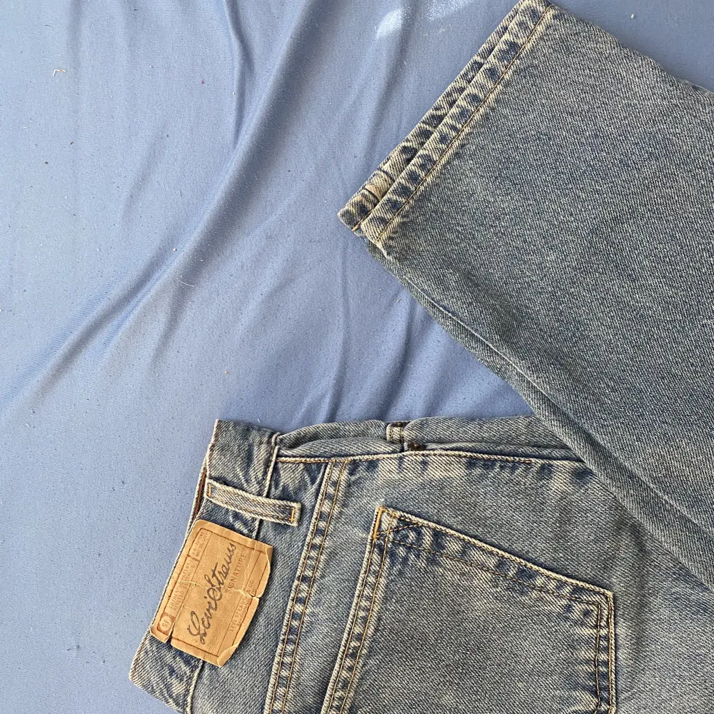 Blå lågmidjade jeans från levis. De är raka i modellen och passar bra på mig som är 163 💕 de är väl använda men inget som är sönder eller slitet. de sitter lite oversized på mig som vanligtvis har s. . Jeans & Byxor.