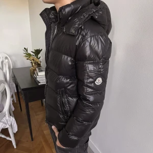 Moncler Maya Jacka  - Snyggaste jackan på marknaden! Moncler Maya i storlek 2 motsvarade S/M! Inget kvitto kvar har prislappar och sånt samt scan! Ny pris ligger på 16 000kr Kontakta oss för fler frågor eller funderingar!