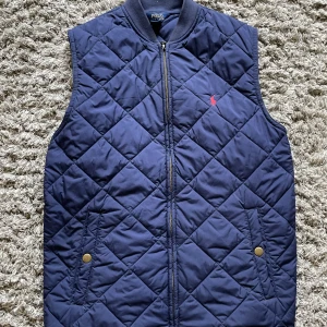 Ralph Lauren Väst - Polo Ralph Lauren väst, ganska ny.  Skick 8,5/10 Den är xl men jag är 1,84 och den passar bra.