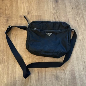 Prada bag - Säljer en prada väska i snyggt diskret format. Väskan är rymlig och i generellt bra skick, lite flaws bara. Skriv för fler bilder!🌟🌟