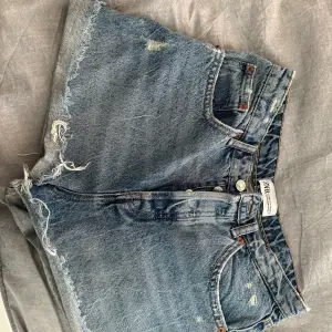 Snygga jeansshorts som blev för stora vid midjan men supersnygga annars, andvänd kanske 3 gånger, köpta för 429kr på zara