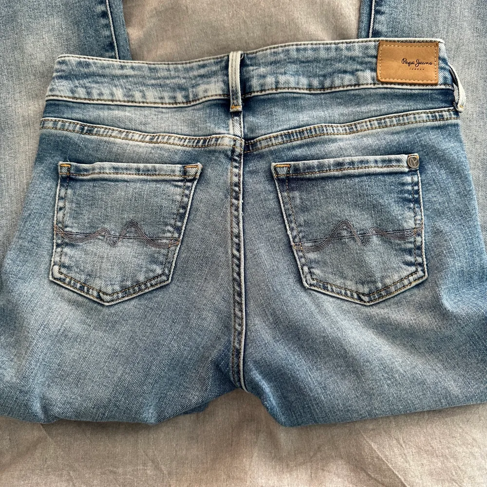  Super snygga låg midjade jeans som tyvärr var för små och bara kom till användning en gång, flared och blåa läppar för ungefär 800kr Priset kan 100% diskuteras så det är bara skriva ifall ni är intresserade:). Jeans & Byxor.