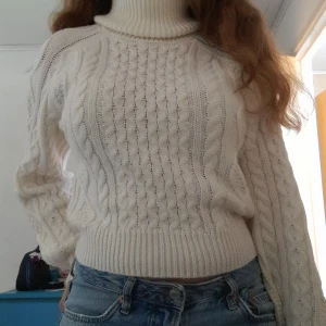 stickad tröja  - hej, jag säljer denna tröja från  NA-KD för att den aldrig kommer till användning. är xxs men passar som xs eller s