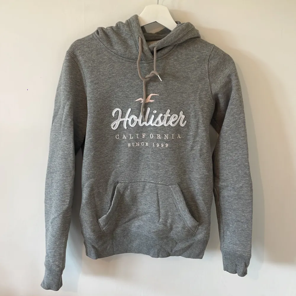 Väldigt fin och skön Hollister hoodie som tyvärr är för liten❤️. Hoodies.