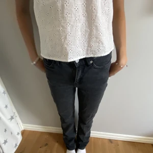 Svarta midwaist jeans  - Klassiska svarta midwaist jeans som passar perfekt till hösten. De är i storlek 32. Längden på byxorna är 107 cm vilket syns på sista bilden. 