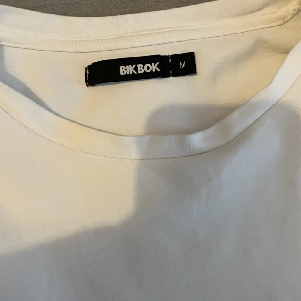 En vit croppad tröja från BikBok i strl M💕(Tajt i modellen så passar någon med strl S) säljes pga ingen användning🩷. Toppar.