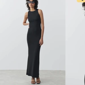 Långklänning  - Svart långklänning från Gina i ett bekvämt och stretchigt material. Fint skick. Den har tjockare tyg över bysten vilket gör att man inte behöver ha bh🙏🥰