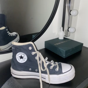 Converse svart hög  - Säljer dessa svarta converse med hög sula som jag har använt ett par gånger men fortfarande i bra skick! 💕de har nån liten slitning och om man byter ut snörena är de som nya! Säljer för 500 kronor 