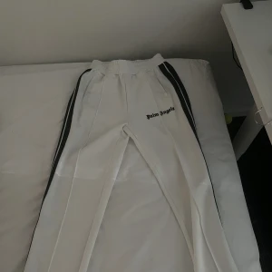 Byxor - Palm angels byxor, bar skick förutom nån fläck säljer dom eftersom dom är för små