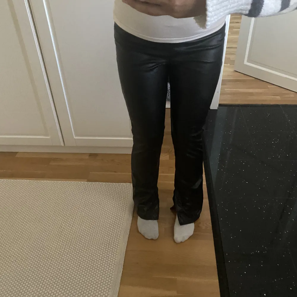 Skitsnygga svarta skinnbyxor, bootcut med slits vid hälen från HM! INTE äkta skinn! Supersköna 🖤. Jeans & Byxor.