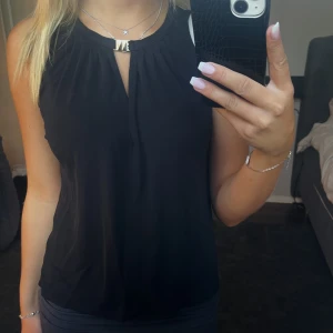 Blus - Jättefin svart blus med guldspänne!