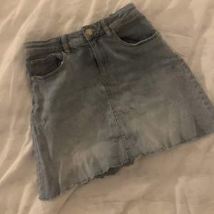 Säljer denna jeans kjol från Lindex kids i stolek 12-14. Den är ett par år gammal nu och den är förliten så jag säljer den nu. Är i jättebra skick och sitter bra på. Köperen står för frakten 