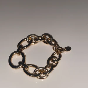 Kedjearmband i guld  - Armbandet är ganska litet i storleken men väldigt snyggt och har ej använts alls. 