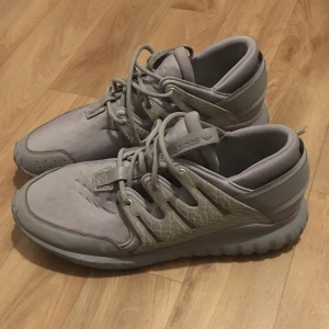 Adidas sneakers - Knappt använda adidas skor, stl 46 2/3 (FR), 12 (US) färg grå och silver/reflex.