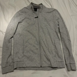 Hugo boss sweatshirt  - Hugo boss Sweatshirt/Zip hoodie i Grå Strl. L I väldigt gott skick