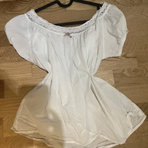 Gullig blus - En super söt topp med spets och rosett, utan några defekter. 💕Preiset kan diskuteras vid snabb affär.