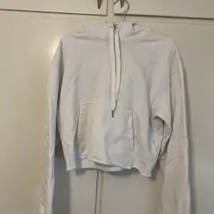 Vit Calvin Klein hoodie med tryck på ryggen. Kroppad ungefär vid slutet av överkroppen på mig 