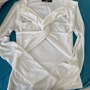 Snygg tröja - En jätte sexig tröja som man kan ha till fest eller överallt. Lite genomskinlig. Från bikbok storlek M