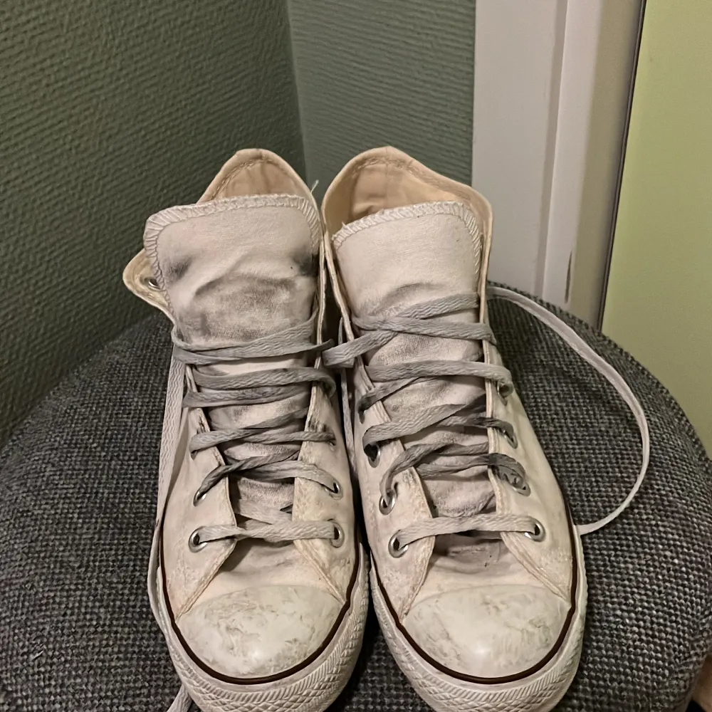 Vita converse som är använda men ändå i bra skicka. Efter rengöring blir de som nya. Liten skada vid hälen på vänster skor (se bild 3) men det är inget som påverkar skona och det kannor syns.. Skor.