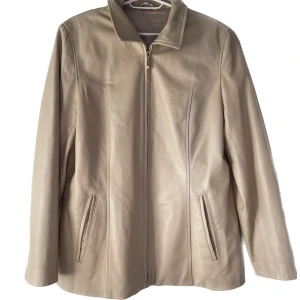 Läderjacka - Läderjacka som är oversized!!💓