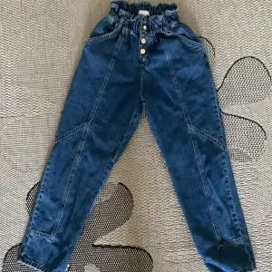 Billiga river island jeans 90 talet i fint skick. Oanvända och är ej i behov av dem. Passar mig som är storlek S och 164 cm lång. Gjorda i egypten.